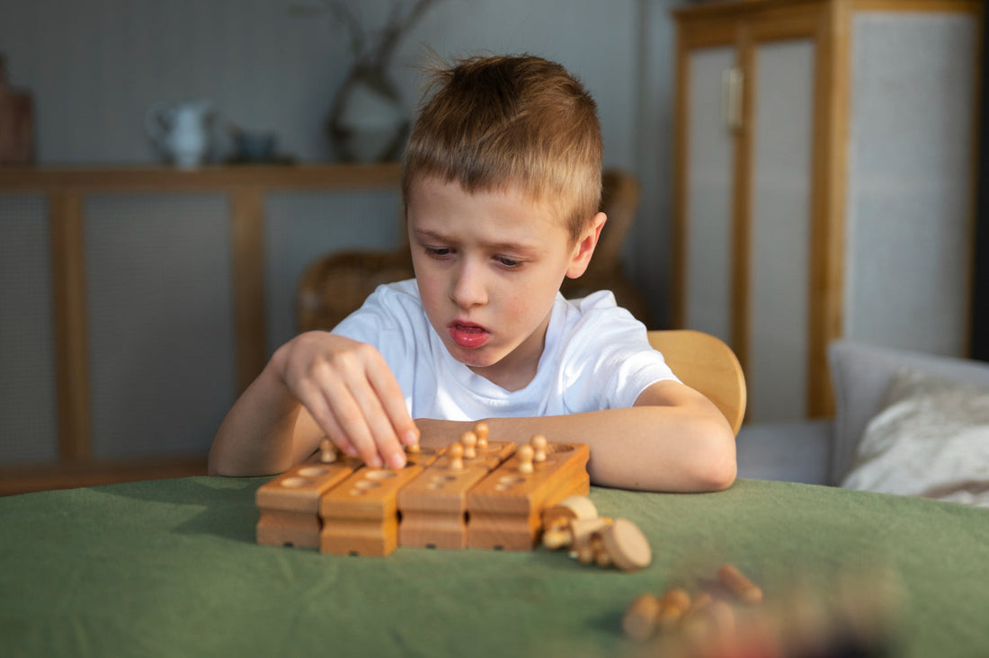 Genitore che osserva un bambino mentre gioca con materiali Montessori in legno, in un ambiente ordinato e semplice, simbolo di scelta consapevole.