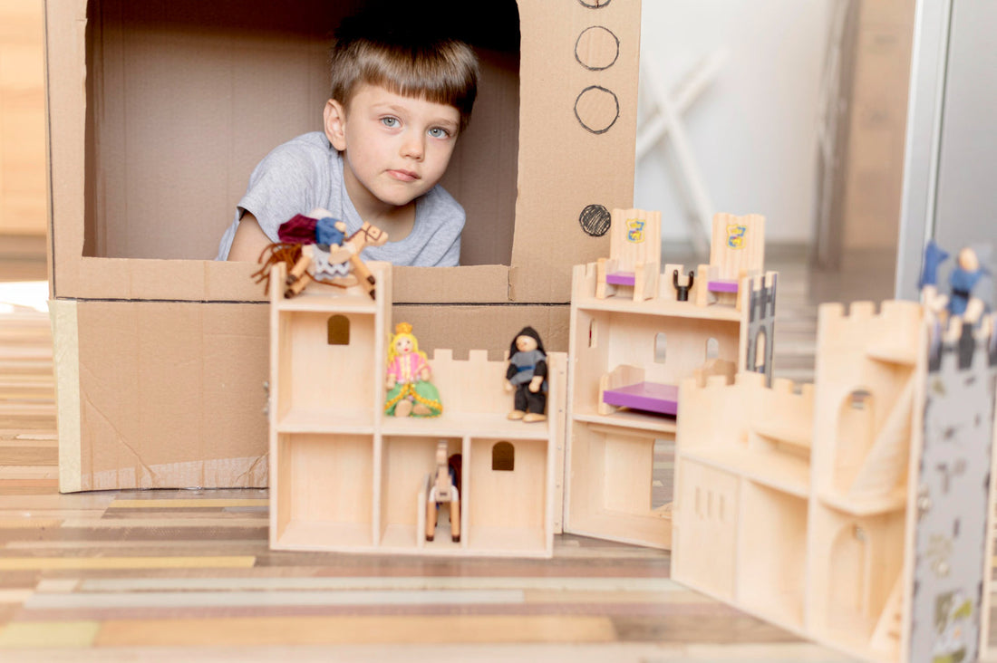 Bambino che gioca con un trenino in legno della collezione Woodyland, seduto su un tappeto in un ambiente calmo e ordinato, circondato da materiali naturali.